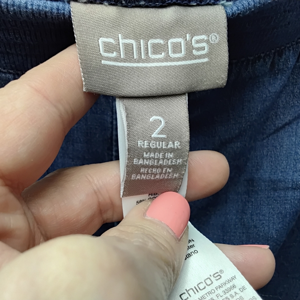 3919 Size 12/2 Upcycled Chico's Blue Capri Pants with Yellow Floral Appliqués - Picture 6 of 7